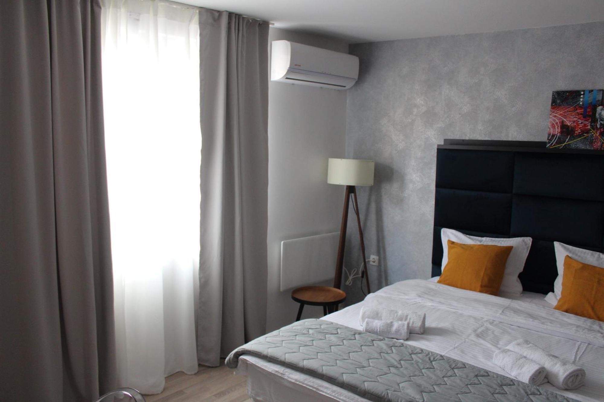 Apartament Race For Space